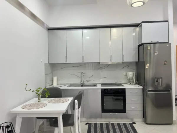 Tirane, jepet me qera apartament 1+1 Kati 2, 65 m² 600 € (Kopshti Botanik)