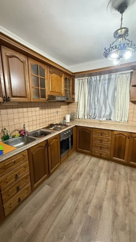 Tirane, jepet me qera apartament 2+1+Ballkon Kati 1, 100 m² 900 € (myslym shyri)