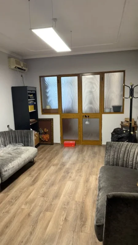 Tirane, jepet me qera apartament 2+1+Ballkon Kati 1, 100 m² 900 € (myslym shyri)