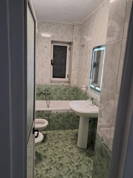 Tirane, jepet me qera apartament 2+1 Kati 4, 72 m² 600€ (ali dem)