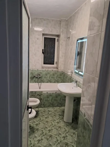 Tirane, jepet me qera apartament 2+1 Kati 4, 72 m² 600€ (ali dem)