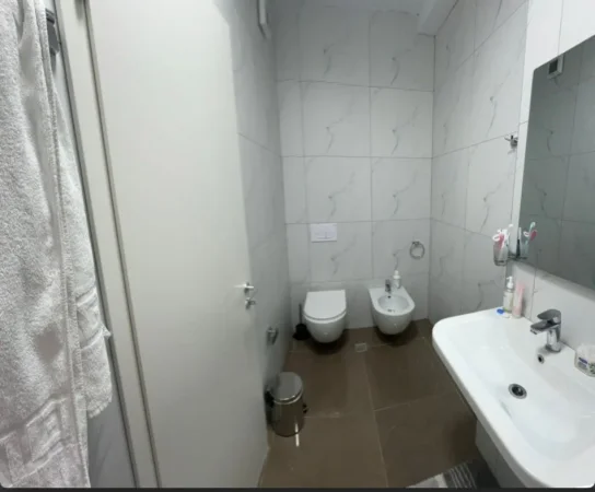 Tirane, jepet me qera apartament 1+1+Ballkon Kati 6, 60 m² 600 € (Kompleksi Kontakt, Rr e Kavajes)