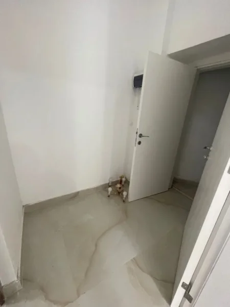 Tirane, jepet me qera dyqan Kati -1, 25 m² 300 € (myslym shyri)