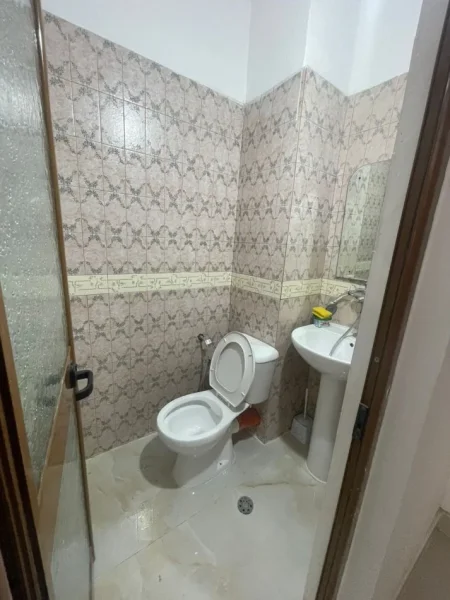 Tirane, jepet me qera dyqan Kati -1, 25 m² 300 € (myslym shyri)