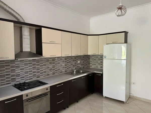 Tirane, jepet me qera apartament 2+1+Ballkon , 119 m² 450 € (Fundi i ruges Gramoz pashko kryqezimime fuad toptanin)
