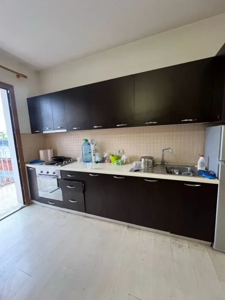 Tirane, Jepet me qera ne Laprake  Shtepi 2+1+Ballkon Kati 2, 80 m² 350 € (Spitali Ushtarak)