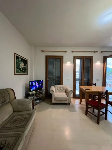 Tirane, Jepet me qera ne Laprake  Shtepi 2+1+Ballkon Kati 2, 80 m² 350 € (Spitali Ushtarak)