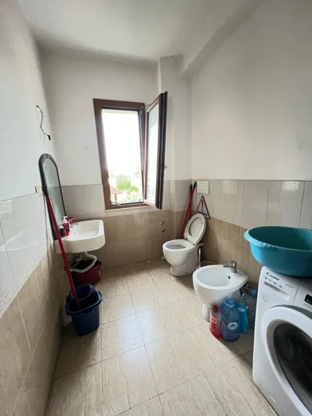 Tirane, Jepet me qera ne Laprake  Shtepi 2+1+Ballkon Kati 2, 80 m² 350 € (Spitali Ushtarak)