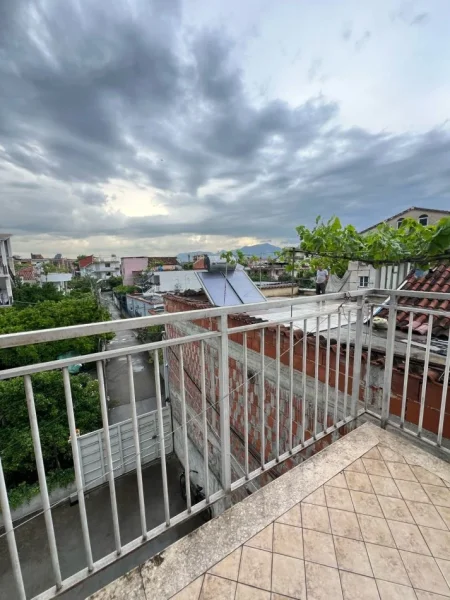 Tirane, Jepet me qera ne Laprake  Shtepi 2+1+Ballkon Kati 2, 80 m² 350 € (Spitali Ushtarak)