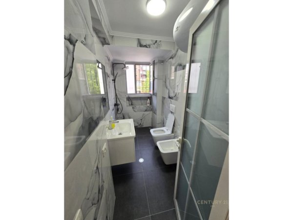 Tirane, shitet 2+1 Kati 2, 75 m² 188.000 € (rruga muhamet gjollosha)