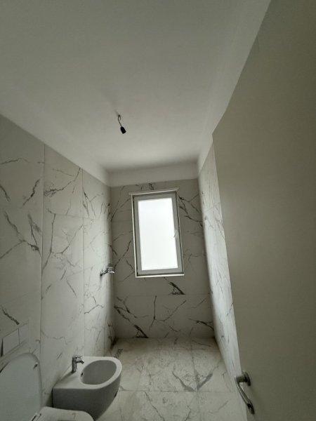 Tirane, shitet apartament 2+1+Ballkon Kati 2, 84 m² 93.001 € (Univers City Okazion Gati Per Banim Prane Parkut)