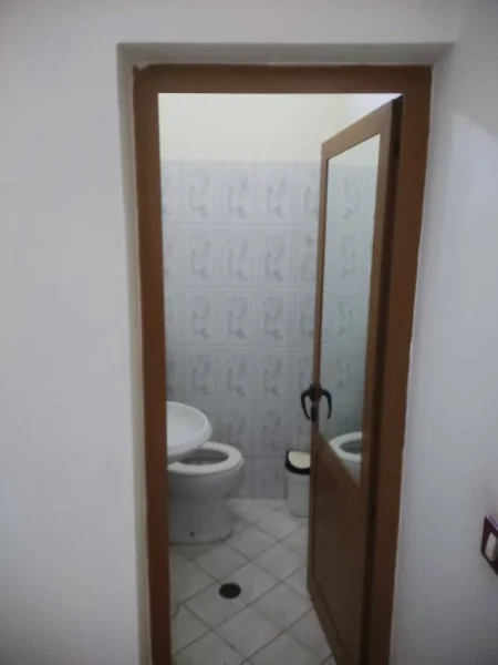 Fier, jepet me qera ambjent biznesi Kati 1, 350 € (Ura e Mbrostarit - Sheq)