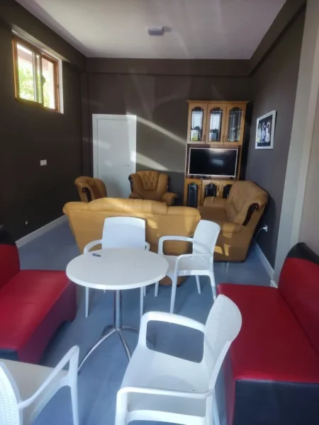 Fier, jepet me qera ambjent biznesi Kati 1, 350 € (Ura e Mbrostarit - Sheq)