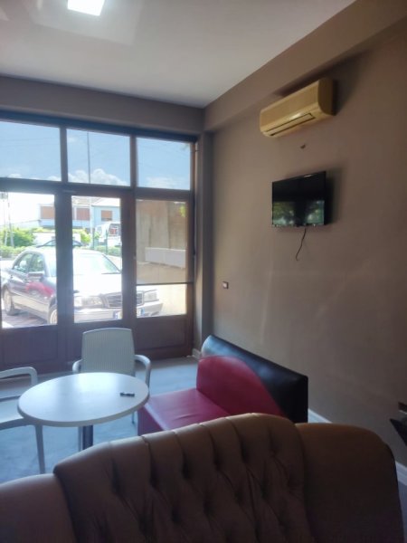 Fier, jepet me qera ambjent biznesi Kati 1, 350 € (Ura e Mbrostarit - Sheq)
