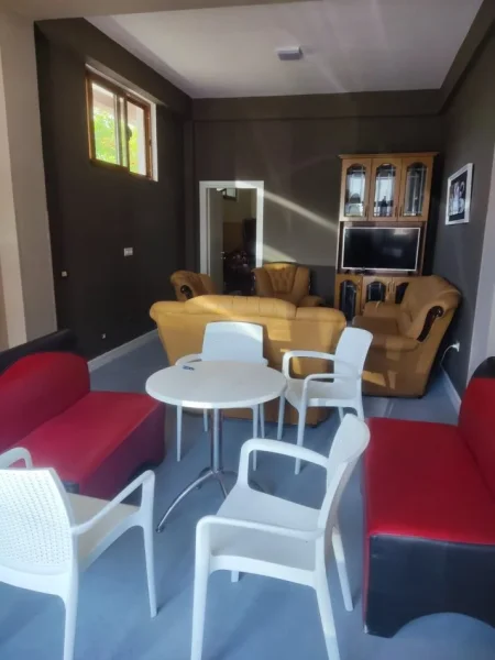 Fier, jepet me qera ambjent biznesi Kati 1, 350 € (Ura e Mbrostarit - Sheq)