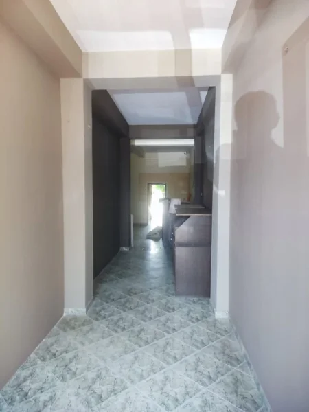 Fier, jepet me qera ambjent biznesi Kati 1, 350 € (Ura e Mbrostarit - Sheq)