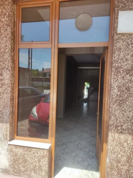 Fier, jepet me qera ambjent biznesi Kati 1, 350 € (Ura e Mbrostarit - Sheq)