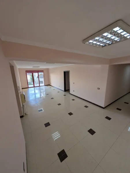 Durres, Qender, PA KOMISION, jepet me qera apartament 3+1+Aneks+Ballkon Kati 2, 189 m² 900 € (Rruga Ramazan Jella, perkarshi poliklinikes)