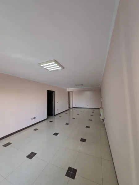 Durres, Qender, PA KOMISION, jepet me qera apartament 3+1+Aneks+Ballkon Kati 2, 189 m² 900 € (Rruga Ramazan Jella, perkarshi poliklinikes)