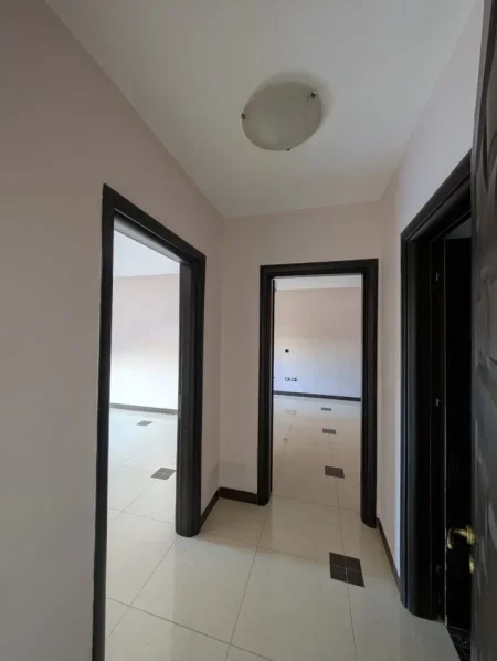 Durres, Qender, PA KOMISION, jepet me qera apartament 3+1+Aneks+Ballkon Kati 2, 189 m² 900 € (Rruga Ramazan Jella, perkarshi poliklinikes)