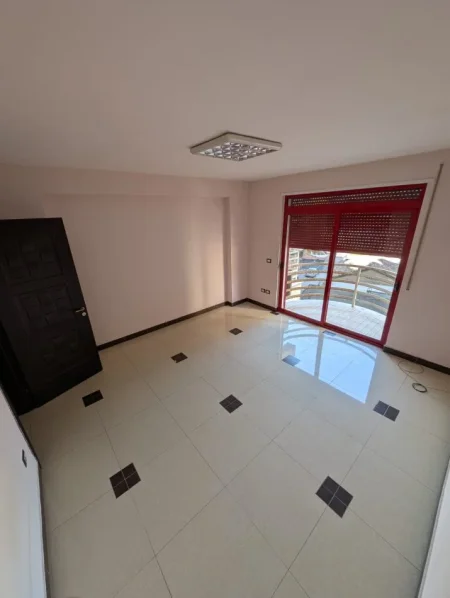 Durres, Qender, PA KOMISION, jepet me qera apartament 3+1+Aneks+Ballkon Kati 2, 189 m² 900 € (Rruga Ramazan Jella, perkarshi poliklinikes)
