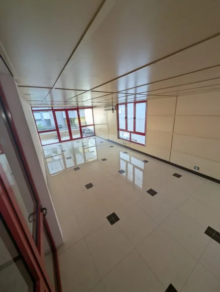 Durres, Qender, PA KOMISION, jepet me qera apartament 3+1+Aneks+Ballkon Kati 2, 189 m² 900 € (Rruga Ramazan Jella, perkarshi poliklinikes)