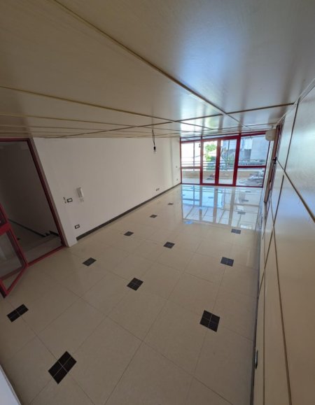 Durres, Qender, PA KOMISION, jepet me qera apartament 3+1+Aneks+Ballkon Kati 2, 189 m² 900 € (Rruga Ramazan Jella, perkarshi poliklinikes)