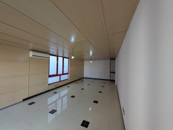 Durres, Qender, PA KOMISION, jepet me qera apartament 3+1+Aneks+Ballkon Kati 2, 189 m² 900 € (Rruga Ramazan Jella, perkarshi poliklinikes)
