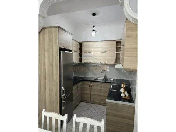 Tirane, jepet me qera apartament 1+1+Ballkon Kati 9, 152 m² 500 € (Astir, Unaza e Re)