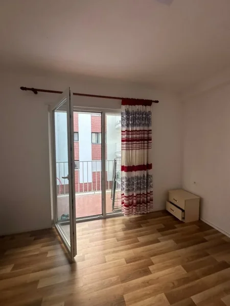 Tirane, jepet me qera apartament 2+1+Ballkon , 400 € 