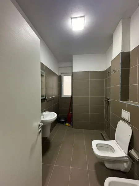 Tirane, jepet me qera apartament 2+1+Ballkon , 400 € 