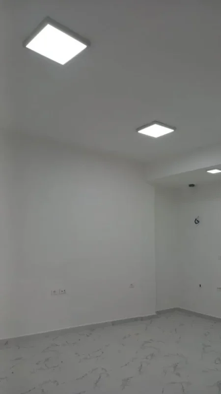 Tirane, jepet me qera zyre Kati 1, 35 m² 450 € (Rr. Ibrahim Rugova)