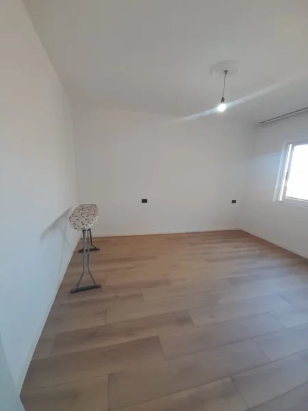 Tirane, jepet me qera apartament 1+1+Ballkon Kati 4, 60 m² 400 € (21 Dhjetori)