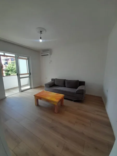 Tirane, jepet me qera apartament 1+1+Ballkon Kati 4, 60 m² 400 € (21 Dhjetori)