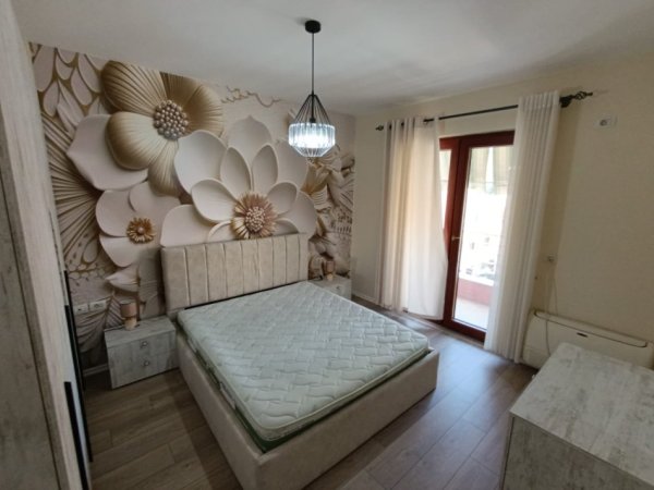 Tirane, jepet me qera apartament 2+1+Aneks+Ballkon Kati 3, 80 m² 750 € (Myslym shyri perball shkolles konferenca pezes)