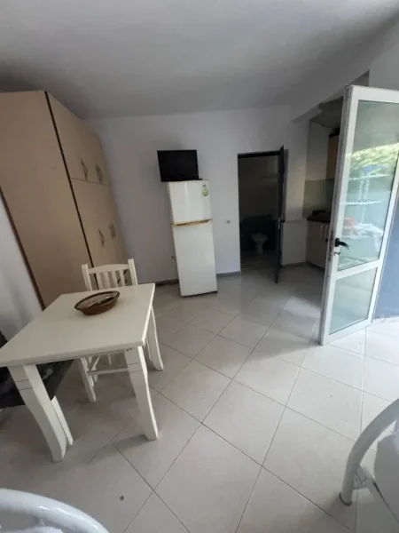 Tirane, jepet me qera vetem 1 dhome 1+1 Kati 1, 35 m² 400 € (Rruga Durresit)