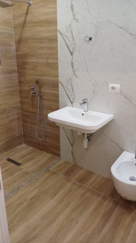 Tirane, jepet me qera apartament 2+1+Ballkon Kati 3, 87 m² 600 € (Rruga &quot;Hoxha Tasim&quot;, ne kryqezim me rugen Bardhyl)
