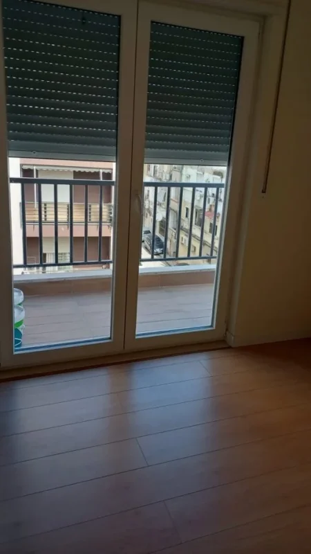 Tirane, jepet me qera apartament 2+1+Ballkon Kati 3, 87 m² 600 € (Rruga "Hoxha Tasim", ne kryqezim me rugen Bardhyl)