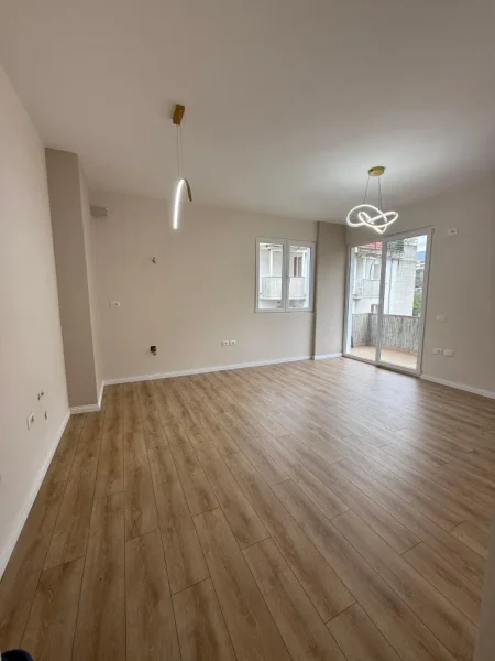 Tirane, shitet apartament 2+1+Ballkon Kati 4, 100 m² 135.000 € (RRUGA E THESARIT)