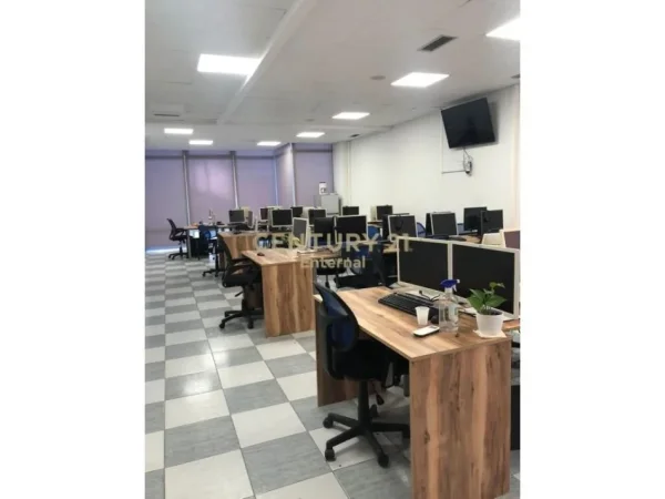Tirane, jepet me qera ambjent biznesi Kati 1, 200 m² 1.500 € (Myslym shyri)