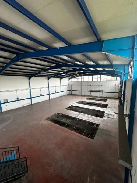 Tirane, jepet me qera magazine Kati 0, 4.000 m² 3.000 € (autostrad Tr~Dr)