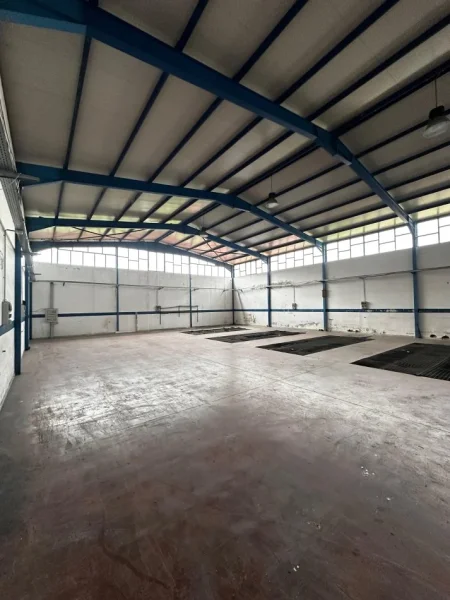 Tirane, jepet me qera magazine Kati 0, 4.000 m² 3.000 € (autostrad Tr~Dr)