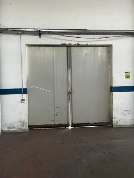 Tirane, jepet me qera magazine Kati 0, 4.000 m² 3.000 € (autostrad Tr~Dr)