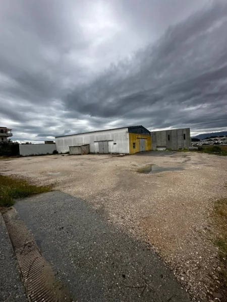Tirane, jepet me qera magazine Kati 0, 4.000 m² 3.000 € (autostrad Tr~Dr)