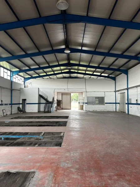 Tirane, jepet me qera magazine Kati 0, 4.000 m² 3.000 € (autostrad Tr~Dr)