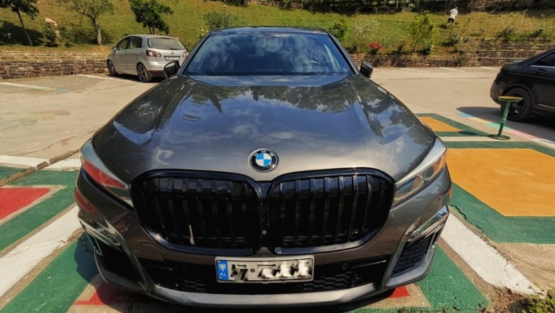 Tirane, shitet makine BMW Benzin, gri e erret automatik Klima 175.000 km