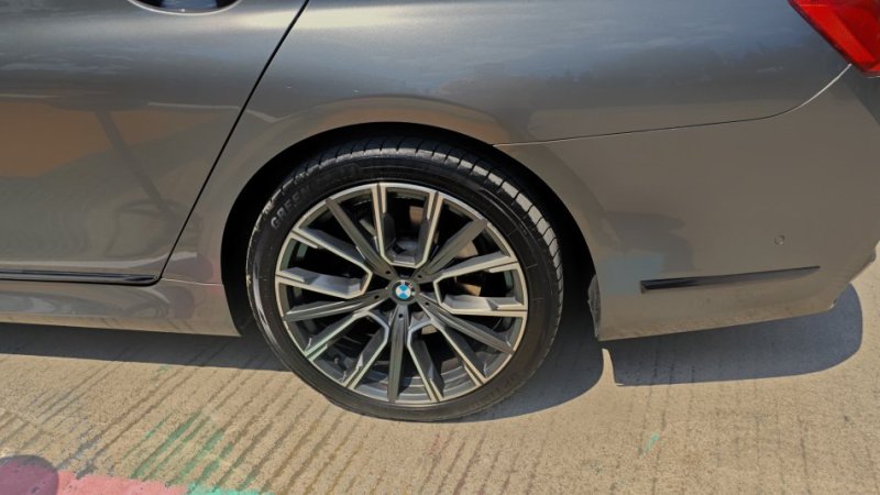 Tirane, shitet makine BMW Benzin, gri e erret automatik Klima 175.000 km