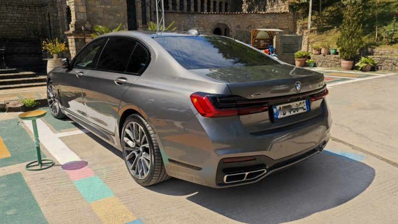 Tirane, shitet makine BMW Benzin, gri e erret automatik Klima 175.000 km