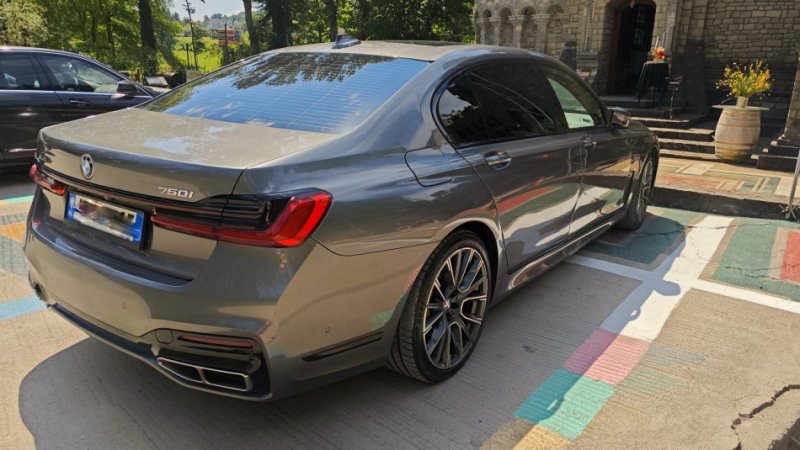 Tirane, shitet makine BMW Benzin, gri e erret automatik Klima 175.000 km