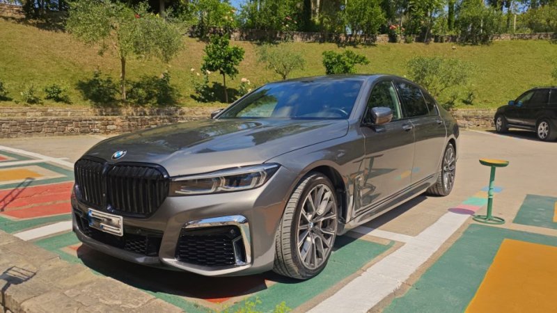 Tirane, shitet makine BMW Benzin, gri e erret automatik Klima 175.000 km
